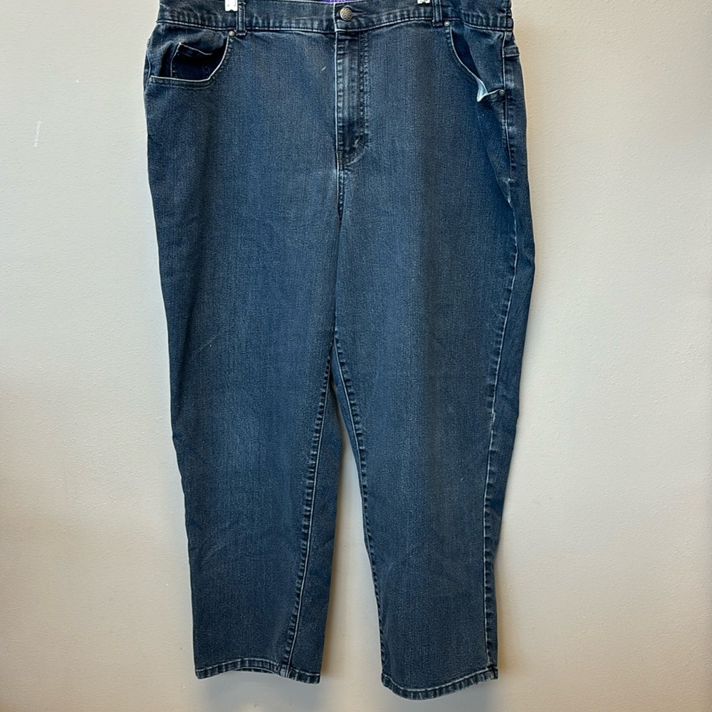 Right Fit petite straight leg woman’s blue jeans. Elastic waistband.